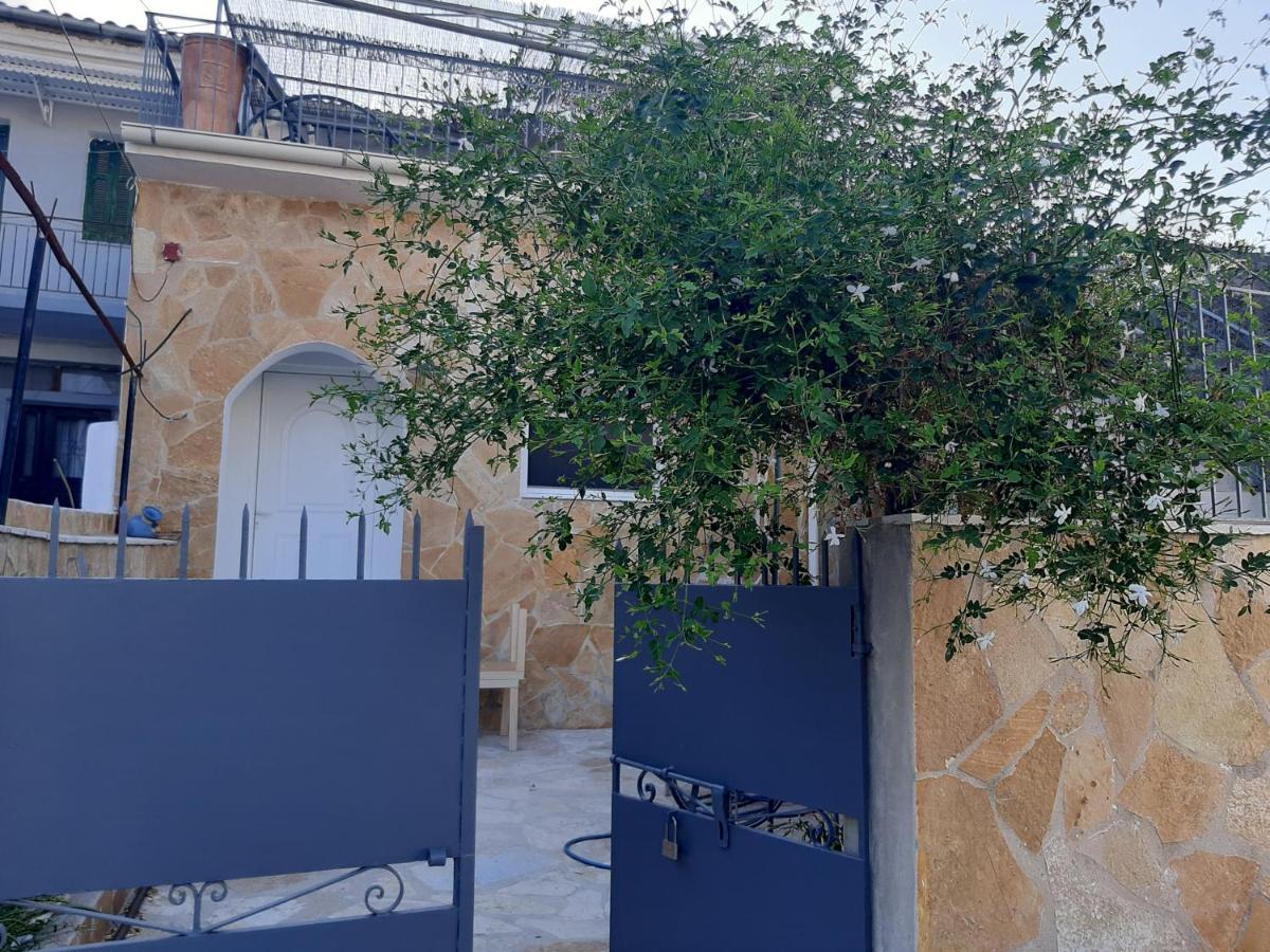 Villa Aspros - Traditionell, Ruhig Und Strandnah Лиападес Екстериор снимка